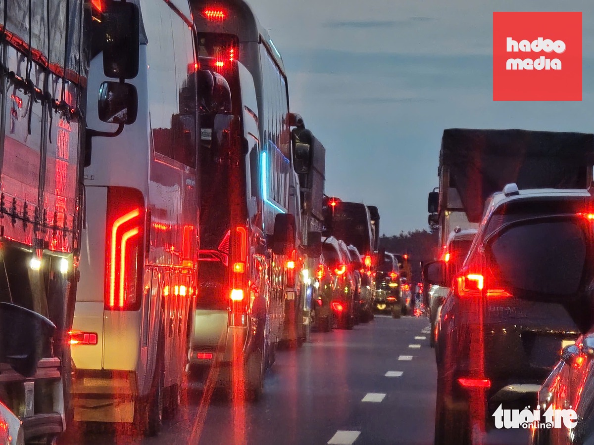 Giờ cao điểm chiều bị kẹt xe trên cao tốc, nhiều tài xế mệt mỏi khi quay về lại TP.HCM sau khi du lịch, vui chơi - Ảnh: ÁI NHÂN
