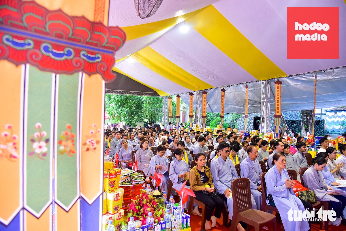 Đông đảo người dân đến dự lễ tưởng niệm các anh hùng liệt sĩ và đồng bào đã khuất tại công viên Lê Thị Riêng - Ảnh: TRÍ ĐỨC
