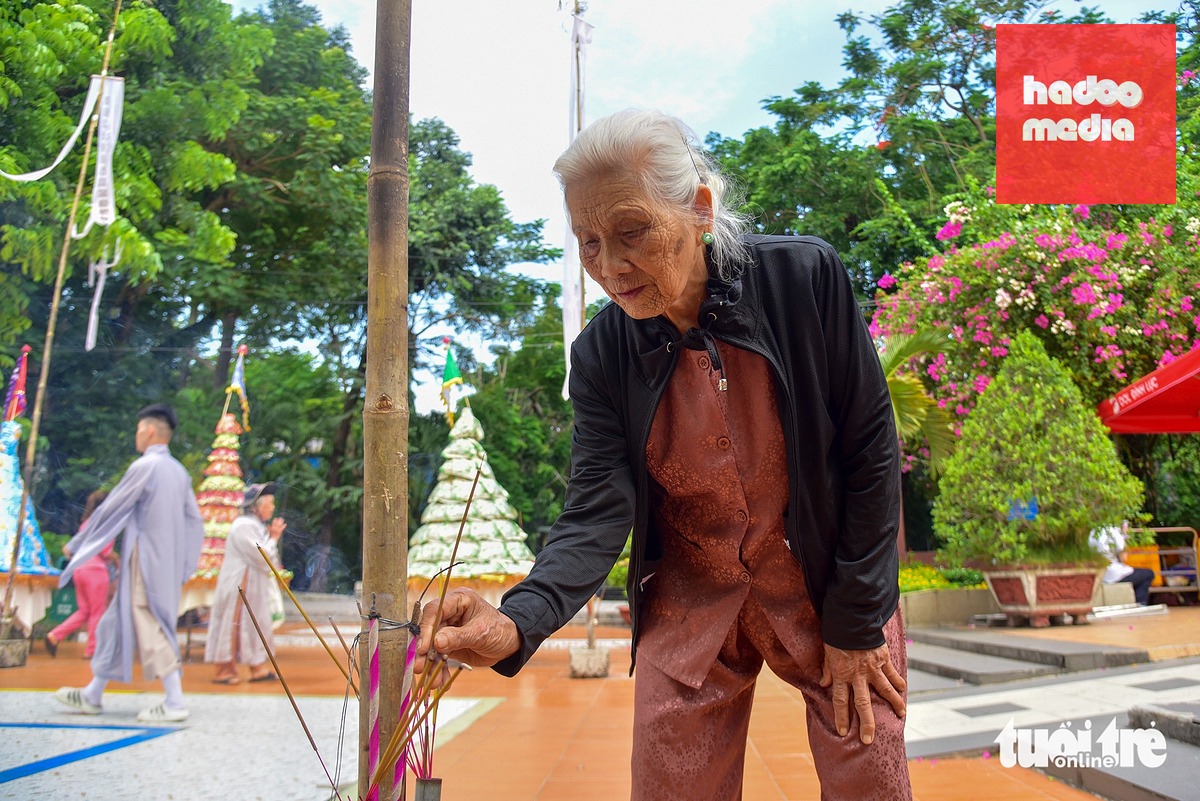Bà Nguyễn Thị Tia (93 tuổi, ngụ phường Phú Thạnh) cho biết em trai bà cũng là liệt sĩ, hy sinh khi chưa đầy 20 tuổi. Vì vậy, bà thấu hiểu nỗi đau và sự mất mát mà nhiều gia đình liệt sĩ đã trải qua suốt nhiều thập kỷ