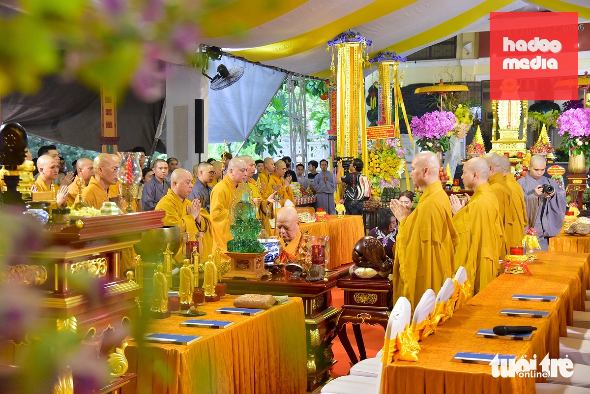 Hòa thượng Thích Lệ Trang, Phó chủ tịch Hội đồng Trị sự, Trưởng Ban Nghi lễ Trung ương, Trưởng Ban Trị sự Giáo hội Phật giáo TP.HCM và các chư tăng thực hiện nghi thức tại lễ cầu siêu chiều 14-6
