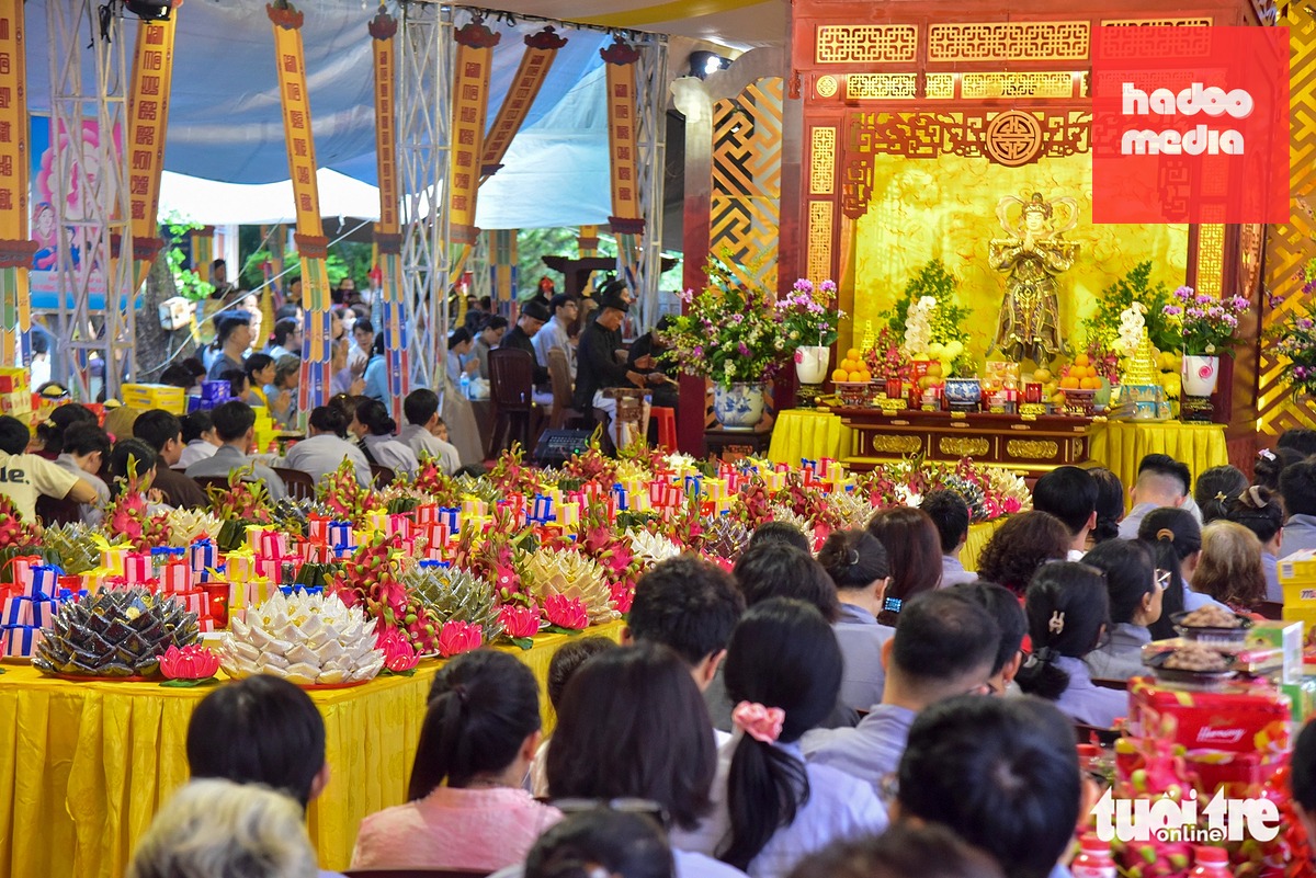 Rất đông người dân, Phật tử đến công viên Lê Thị Riêng chiều 14-6, nhiều người bày tỏ mong muốn công tác tìm kiếm sớm đạt kết quả, để các hài cốt liệt sĩ được xác định danh tính và trở về với gia đình, người thân