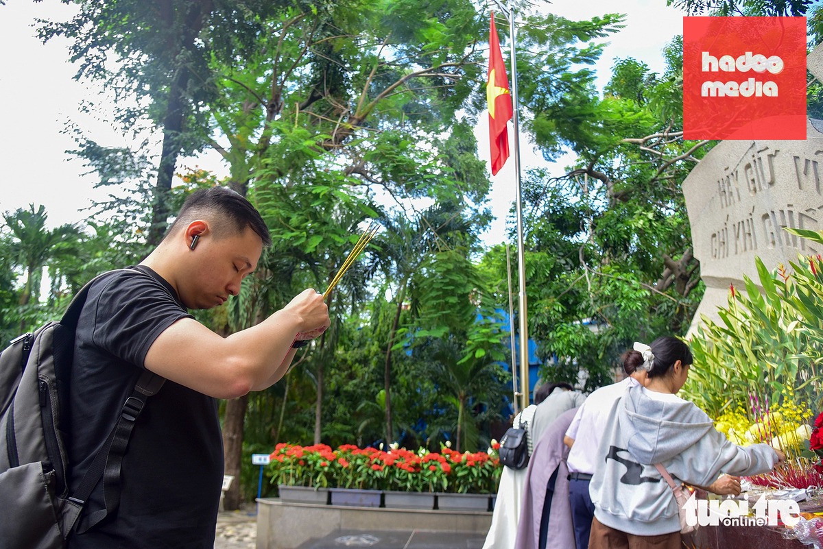 Anh Trần Lê Văn (29 tuổi, ngụ phường Long Bình) cảm thấy nghẹn lòng khi biết vẫn còn hàng trăm hài cốt anh hùng liệt sĩ đang được tìm kiếm tại khu vực công viên Lê Thị Riêng. Anh cho biết từng nghe kể về những câu chuyện lịch sử gắn với nơi đây, nhưng vẫn không khỏi bàng hoàng khi biết cơ quan chức năng đang tìm kiếm khoảng 900 hài cốt liệt sĩ