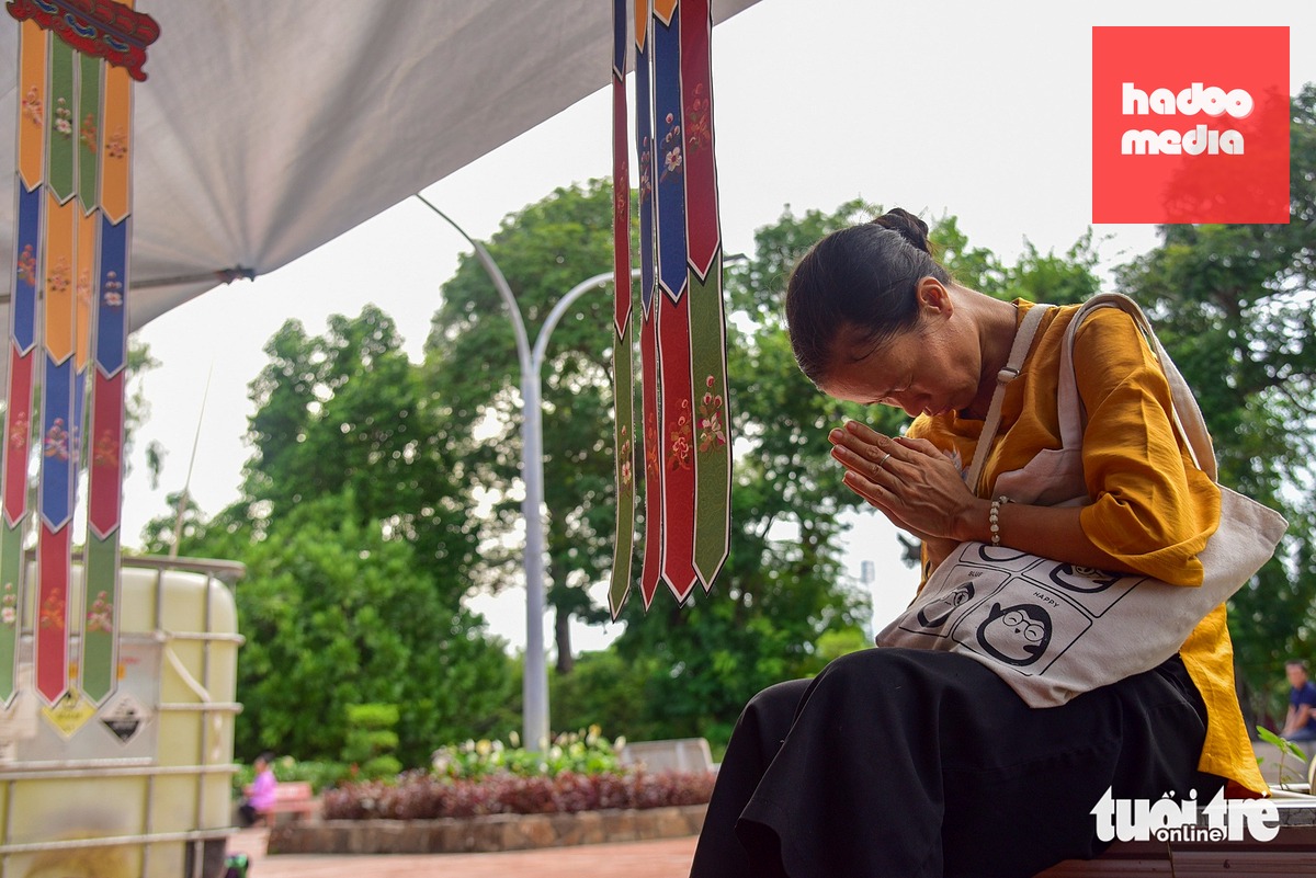 Chị Nguyễn Thị Thanh Nhàn (44 tuổi, phường Thuận An) cho biết đã tham gia lễ cầu siêu trong 2 ngày. Chị nói rất biết ơn các anh hùng liệt sĩ không tiếc máu xương để giành độc lập cho dân tộc