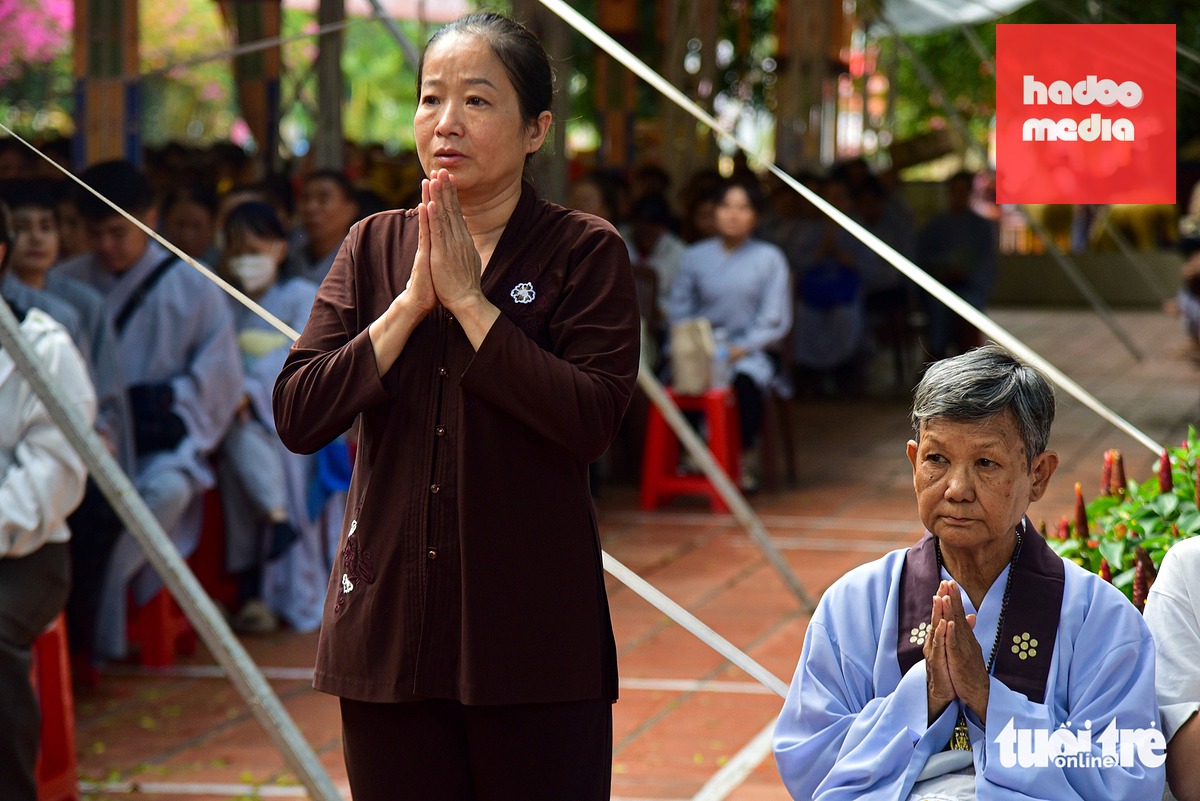 Phật tử chắp tay hướng về nơi hành lễ, thành tâm cầu nguyện từ xa với tất cả lòng thành kính