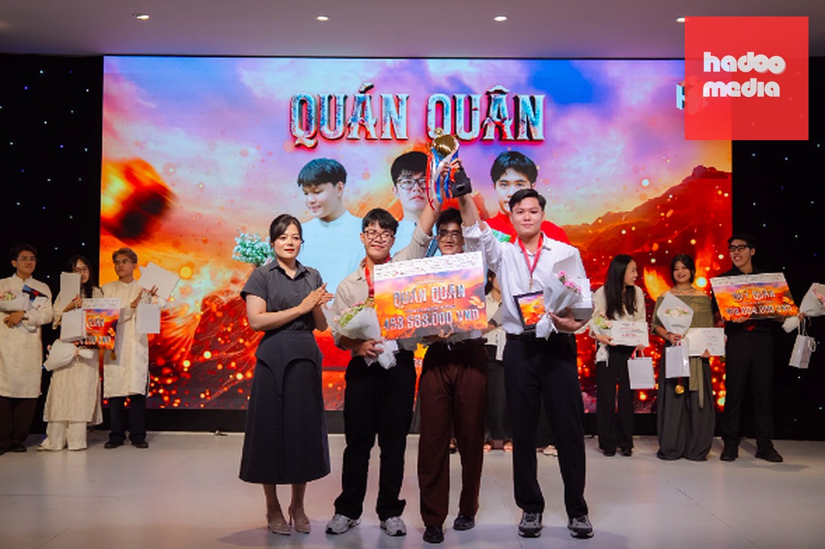 Khoảnh khắc đội Quán quân nâng cao chiếc cúp vô địch. Ảnh: DAV Marketers – CLB Marketing Học viện Ngoại giao.