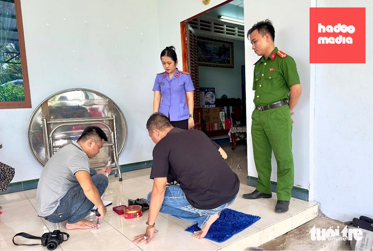 Cơ quan công an khám nghiệm hiện trường của vụ trộm - Ảnh: THANH KIỀU