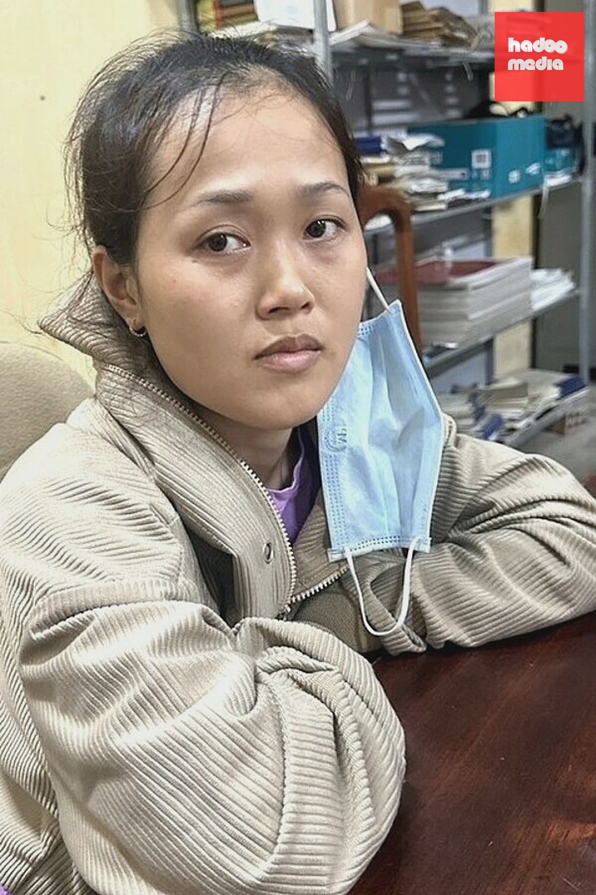 Trần Thị Cẩm Tú - một bị can trong đường dây, lúc bị công an triệu tập. Ảnh: Công an TP HCM