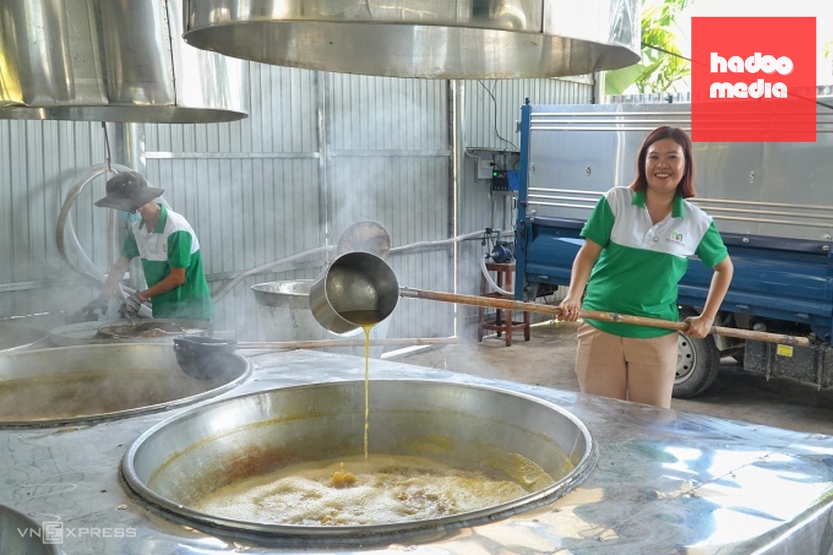 Chị Thủy trong xưởng nấu mật mía thủ công. Ảnh: Phạm Linh