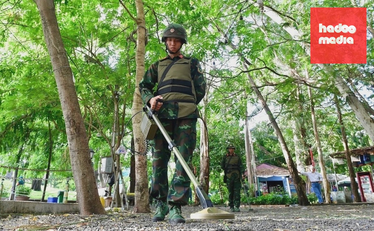 Công binh rà tìm bom, mìn trước khi dùng thiết bị quét radar lòng đất tìm mộ tập thể ở công viên Lê Thị Riêng. Ảnh: Thanh Tùng