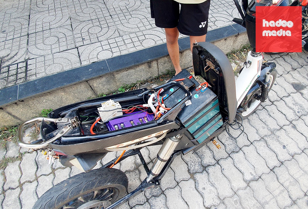 Chiếc xe đạp điện “độ” lắp pin gọn trong cốp xe có thể chạy tốc độ tối đa 90km/h, trong khi xe “zin” chỉ chạy tối đa khoảng 30-32km/h - Ảnh: MINH HÒA