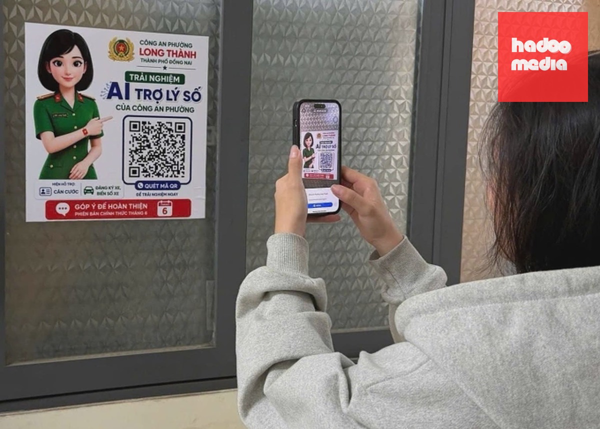Người dân quét mã QR vào hệ thống AI hướng dẫn làm thủ tục hành chính. Ảnh: Phước Tuấn