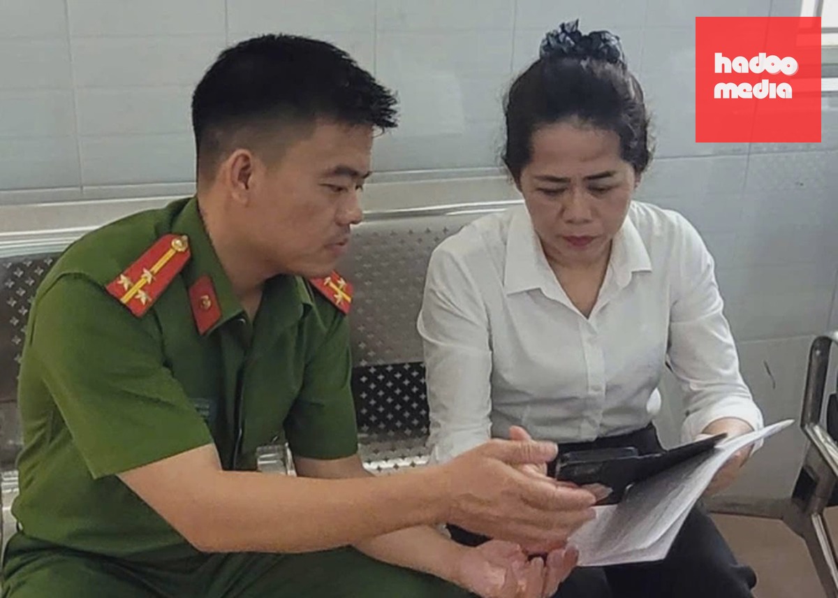 Công an phường Long Thành hướng dẫn người dân ứng dụng AI vào giải quyết thủ tục hành chính. Ảnh: Phước Tuấn