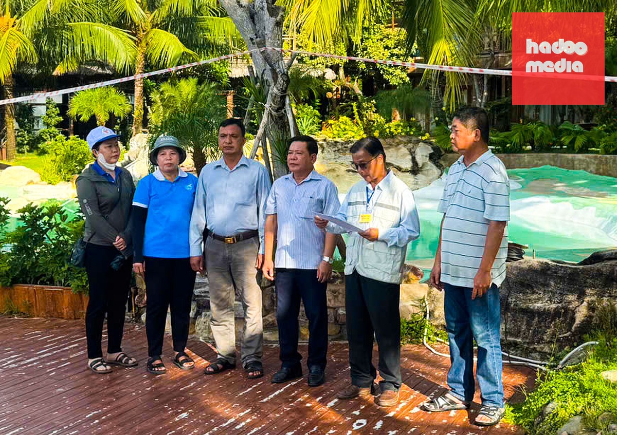 Cơ quan chức năng địa phương đến thực hiện cưỡng chế 9 căn bungalow xây trái phép ở Hàm Ninh - Ảnh: Lực lượng chức năng địa phương cung cấp