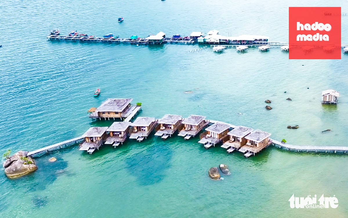 Góc nhìn trên cao 9 căn bungalow xây trái phép ở Hàm Ninh (đặc khu Phú Quốc, tỉnh An Giang) khi chưa bị  tháo dỡ
