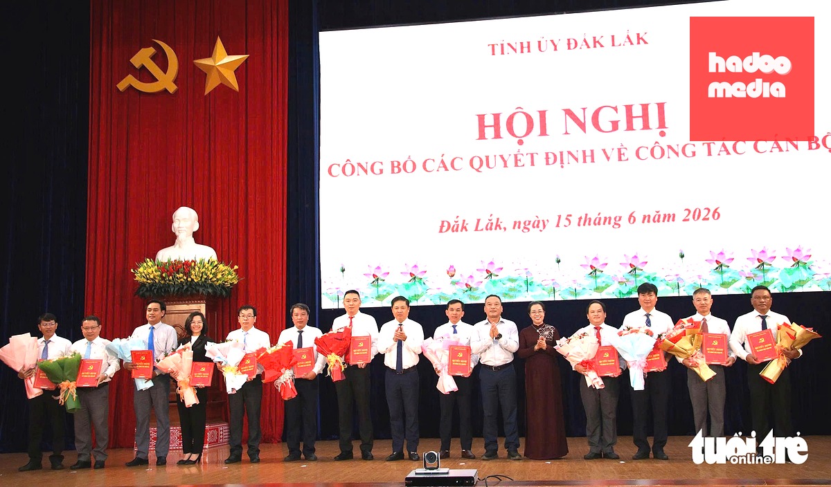 Thường trực Tỉnh ủy Đắk Lắk trao quyết định và chúc mừng các cán bộ được điều động, bổ nhiệm - Ảnh: THẾ HÙNG