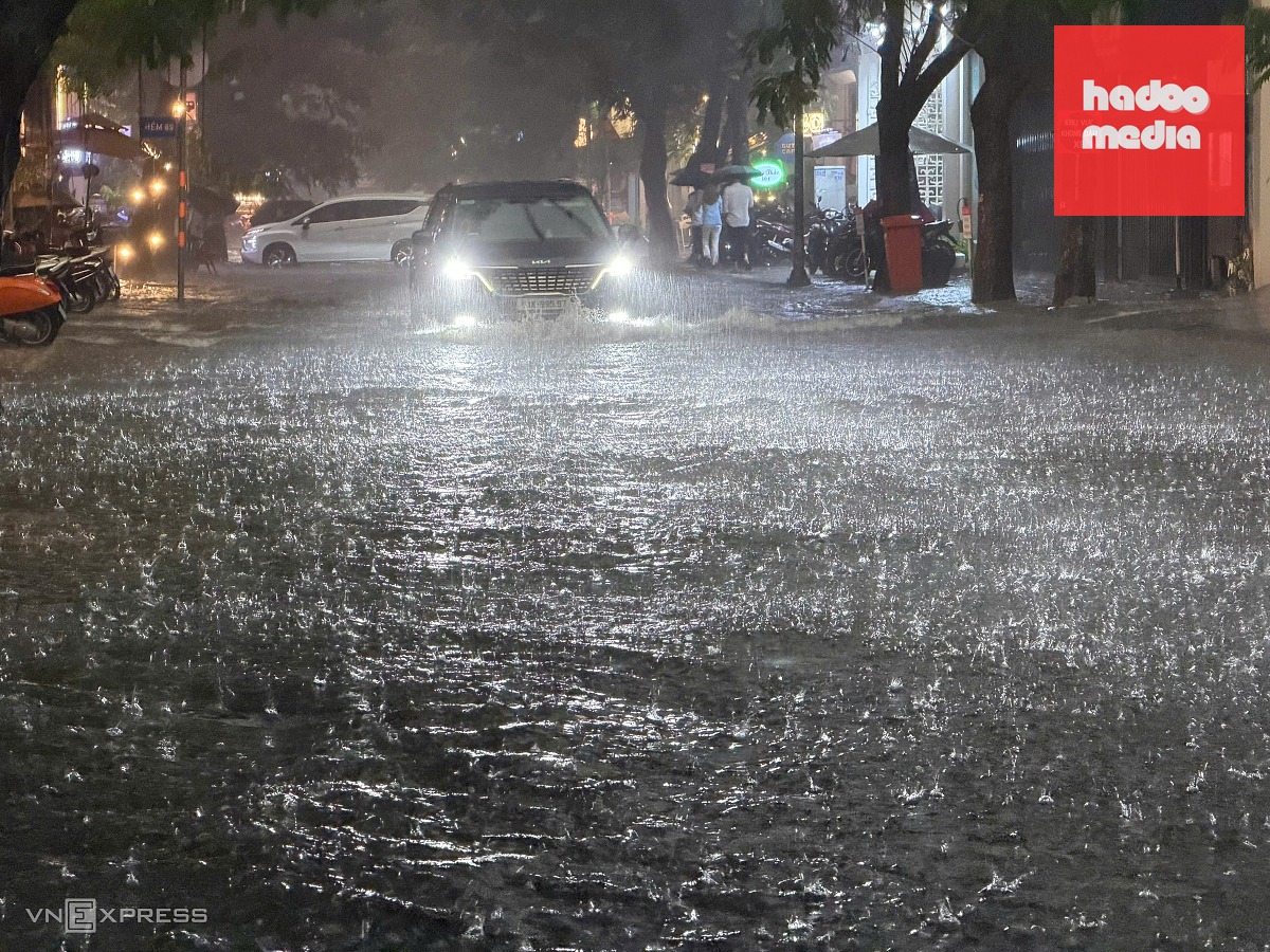 Ngập sâu gây tê liệt giao thông sau mưa lớn ở TP HCM