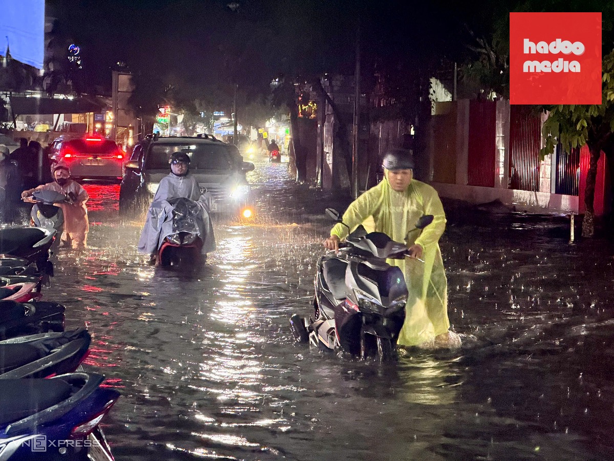 Ngập sâu gây tê liệt giao thông sau mưa lớn ở TP HCM