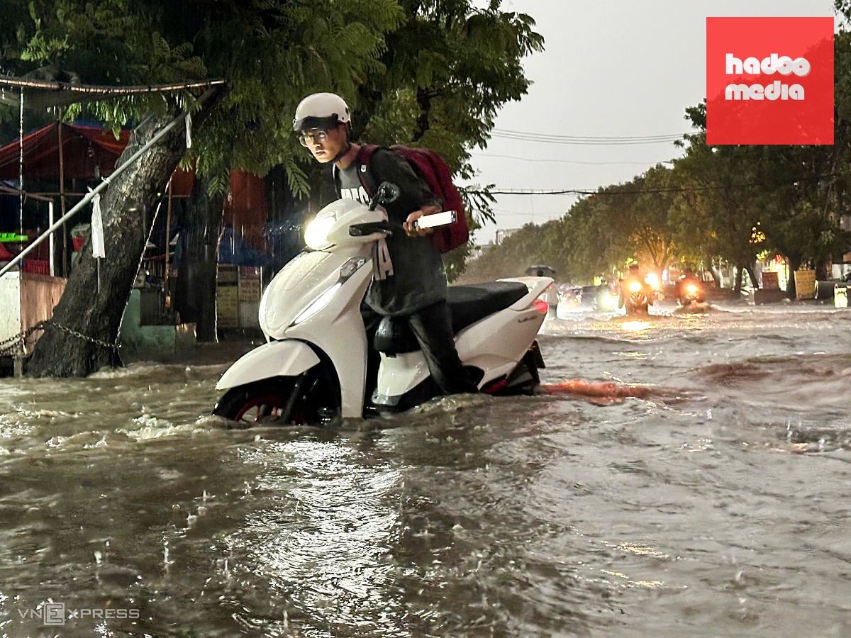 Ngập sâu gây tê liệt giao thông sau mưa lớn ở TP HCM