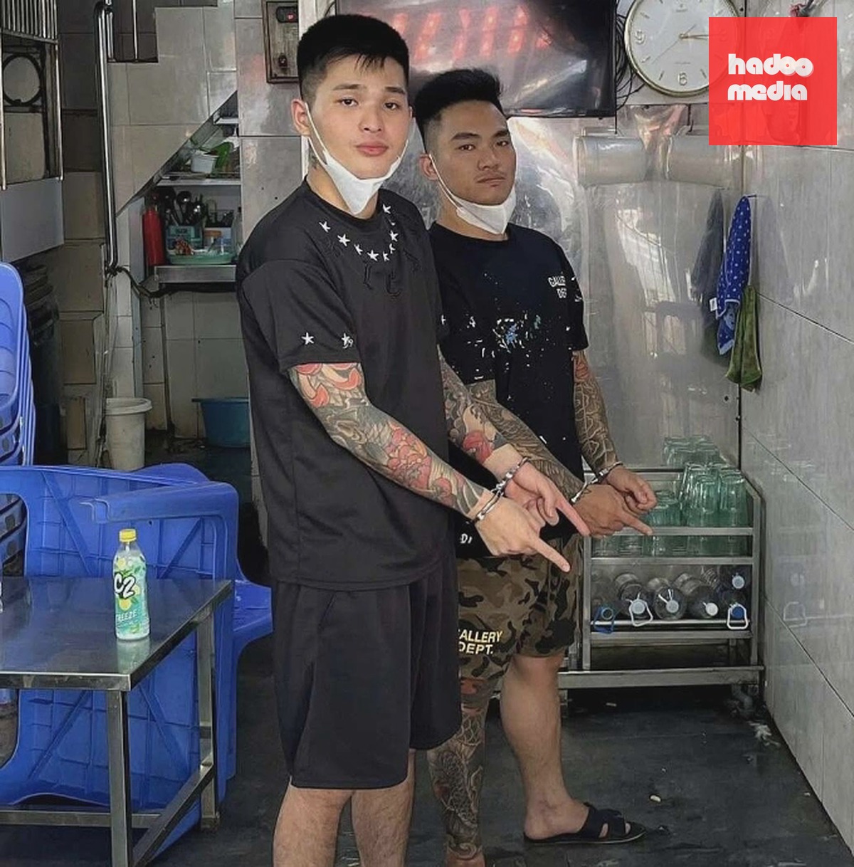 Hai thanh niên tại hiện trường xảy ra sự việc. Ảnh: Công an cung cấp