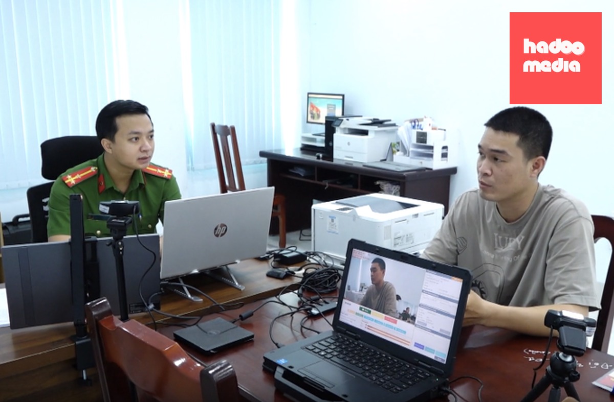 Tài xế Nguyễn Văn Vẹn (áo xám) tại cơ quan điều tra. Ảnh: Công an Khánh Hòa