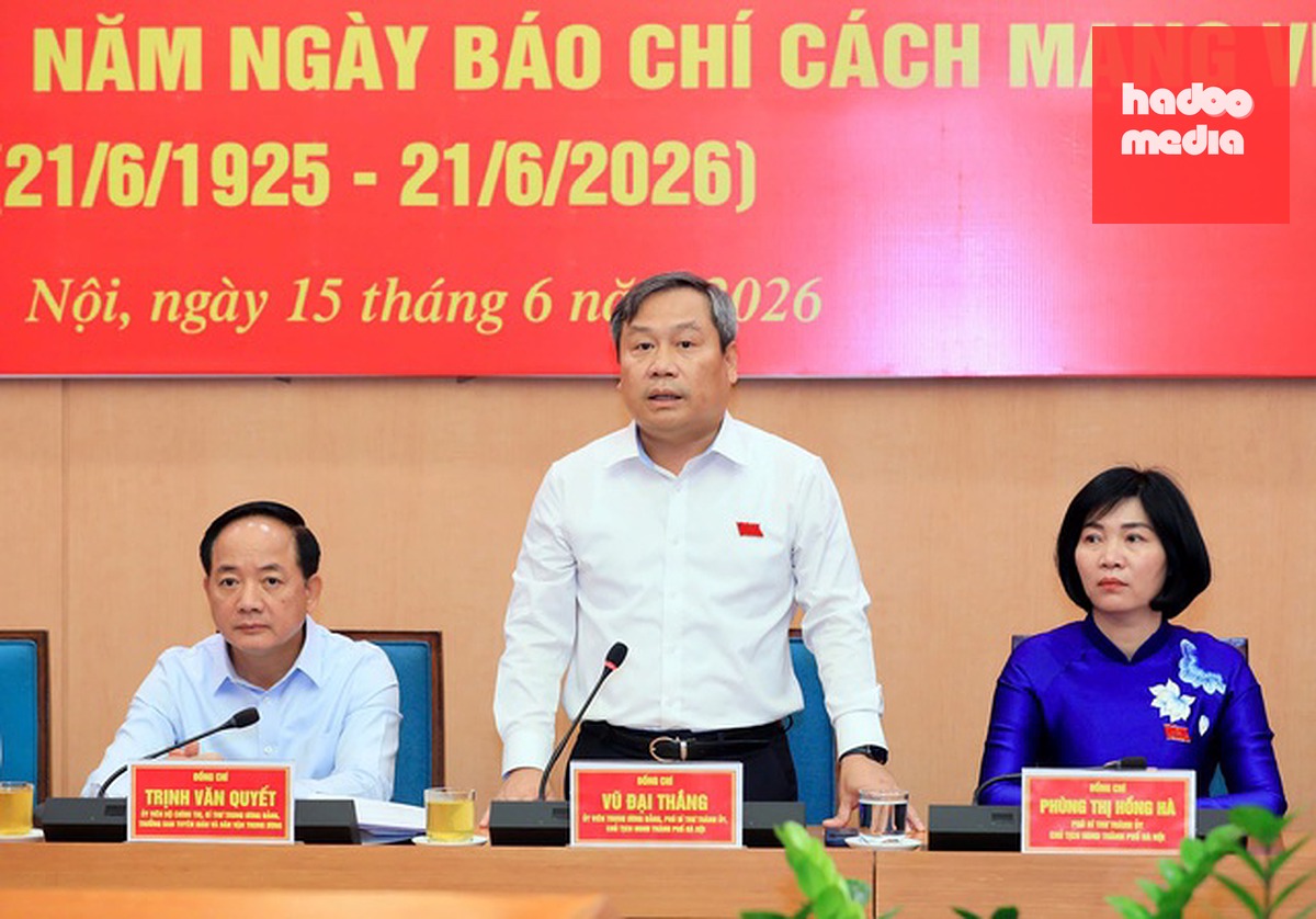 Chủ tịch UBND TP Hà Nội Vũ Đại Thắng trao đổi với lãnh đạo các cơ quan báo chí tại buổi gặp mặt - Ảnh: VGP