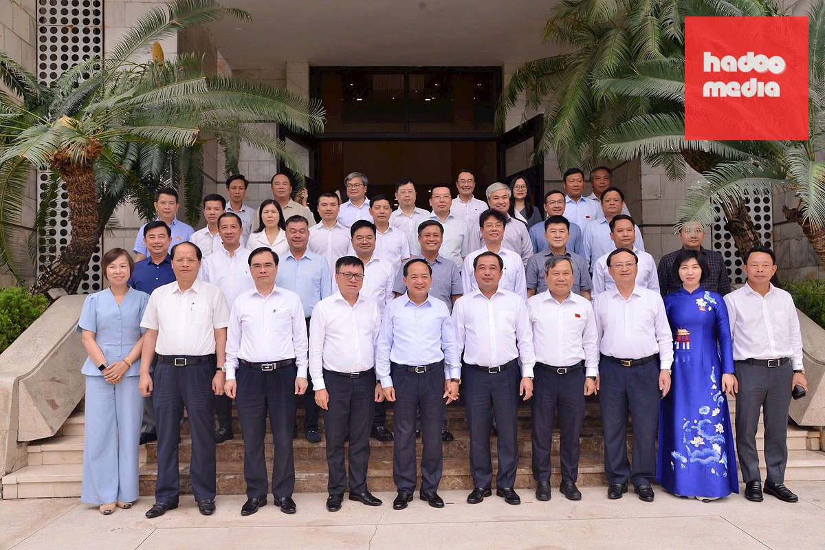 Lãnh đạo Trung ương và Thường trực Thành ủy Hà Nội chụp ảnh lưu niệm cùng lãnh đạo các cơ quan báo chí - Ảnh: VIẾT THÀNH
