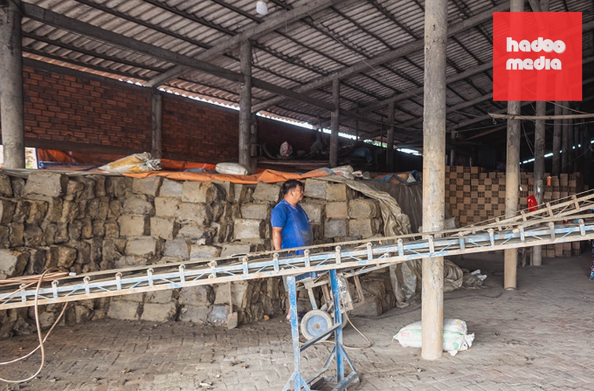 Nguồn đất sét phục vụ sản xuất gạch, gốm đỏ Vĩnh Long đang thiếu hụt nghiêm trọng. Ảnh: An Bình