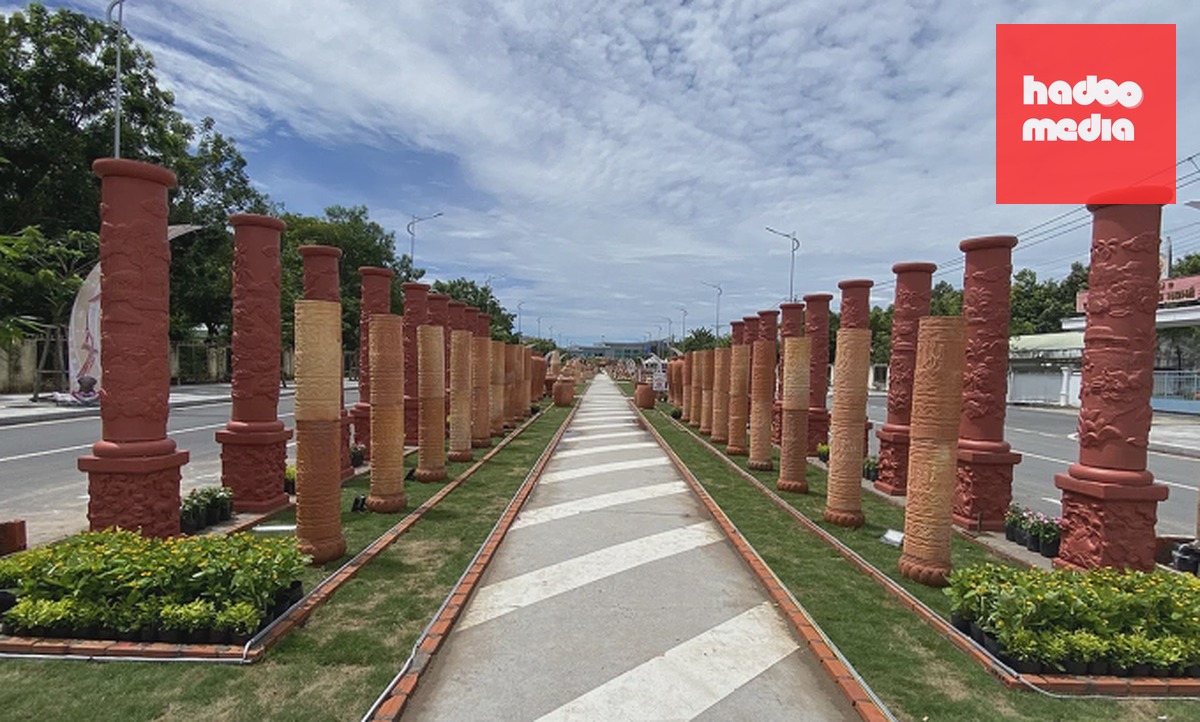 Một số sản phẩm của làng nghề truyền thống trưng bày tại "con đường gốm đỏ" ở trung tâm tỉnh Vĩnh Long. Ảnh: An Bình