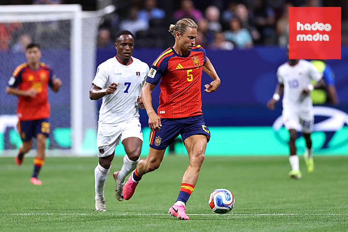 Marcos Llorente (7.2): Hoạt động năng nổ bên hành lang cánh phải, dù anh khá may mắn khi thoát thẻ vàng sau pha phạm lỗi với Jovane Cabral.

Pau Cubarsi (7.2): Một buổi tối khá thong dong cho tài năng trẻ của Barcelona khi Cape Verde gần như không gây ra áp lực đáng kể phía trên.

Aymeric Laporte (7.2): Buộc thủ môn Vozinha phải trổ tài cứu thua sau pha đánh đầu hiểm hóc ở cuối hiệp một; chơi điềm tĩnh và chắc chắn trong phòng ngự.

Marc Cucurella (7.3): Cầu thủ tấn công nguy hiểm nhất của Tây Ban Nha, kiến tạo hai cơ hội ngon ăn cho Ferran Torres, tuy nhiên, đồng đội không thể tận dụng thành công.

Pedri (6.7): Nhạc trưởng của Barcelona không ngừng nỗ lực tạo đột biến, tuy nhiên, đây là màn trình diễn kém so với tiêu chuẩn cao thường ngày của anh. Cầu thủ mang áo số 20 lẽ ra phải làm chủ được những trận đấu như thế này.

Rodri (6.8): Làm tốt vai trò kiểm soát tuyến giữa và tạo ra cơ hội tốt nhất hiệp một bằng đường chuyền bổng tinh tế cho Marc Cucurella.

Fabian Ruiz (6.5): Nỗ lực dâng cao để tìm kiếm bàn thắng nhưng không thành công Tền vệ thuộc biên chế PSG vẫn cho thấy sự chậm chạp sau chấn thương gần đây.

Ferran Torres (6.6): Pha dứt điểm trúng xà ngang từ khoảng cách 6 mét là không thể bào chữa. Anh cũng bỏ lỡ một cơ hội khác trước khi hiệp một khép lại. Việc cầu thủ này được giữ trên sân đến 80 phút là điều khó hiểu.

Mikel Oyarzabal (6.6): Có tình huống đánh đầu bị Vozinha cản phá nhưng nhìn chung thi đấu kém hiệu quả, cho thấy Tây Ban Nha đang gặp vấn đề thực sự khi thiếu một số 9 thực thụ.

Gavi (6.7): Sự góp mặt bất ngờ trong đội hình xuất phát đã không mang lại hiệu quả. Anh hoàn toàn thiếu tính sáng tạo bên cánh trái khiến việc tiền vệ thuộc biên chế Barcelona bị thay ra sớm là điều tất yếu.

Lamine Yamal (6): Vào sân khi trận đấu còn 19 phút chính thức. Dù thi đấu xông xáo nhưng không thể giúp Tây Ban Nha tránh khỏi một kết quả đáng thất vọng.

Chấm điểm tuyển Tây Ban Nha. Ảnh: Bongda.com.vn.
