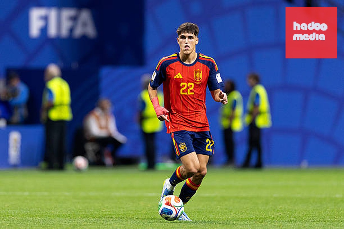 Pau Cubarsi (7.2): Một buổi tối khá thong dong cho tài năng trẻ của Barcelona khi Cape Verde gần như không gây ra áp lực đáng kể phía trên.

Aymeric Laporte (7.2): Buộc thủ môn Vozinha phải trổ tài cứu thua sau pha đánh đầu hiểm hóc ở cuối hiệp một; chơi điềm tĩnh và chắc chắn trong phòng ngự.

Marc Cucurella (7.3): Cầu thủ tấn công nguy hiểm nhất của Tây Ban Nha, kiến tạo hai cơ hội ngon ăn cho Ferran Torres, tuy nhiên, đồng đội không thể tận dụng thành công.

Pedri (6.7): Nhạc trưởng của Barcelona không ngừng nỗ lực tạo đột biến, tuy nhiên, đây là màn trình diễn kém so với tiêu chuẩn cao thường ngày của anh. Cầu thủ mang áo số 20 lẽ ra phải làm chủ được những trận đấu như thế này.

Rodri (6.8): Làm tốt vai trò kiểm soát tuyến giữa và tạo ra cơ hội tốt nhất hiệp một bằng đường chuyền bổng tinh tế cho Marc Cucurella.

Fabian Ruiz (6.5): Nỗ lực dâng cao để tìm kiếm bàn thắng nhưng không thành công Tền vệ thuộc biên chế PSG vẫn cho thấy sự chậm chạp sau chấn thương gần đây.

Ferran Torres (6.6): Pha dứt điểm trúng xà ngang từ khoảng cách 6 mét là không thể bào chữa. Anh cũng bỏ lỡ một cơ hội khác trước khi hiệp một khép lại. Việc cầu thủ này được giữ trên sân đến 80 phút là điều khó hiểu.

Mikel Oyarzabal (6.6): Có tình huống đánh đầu bị Vozinha cản phá nhưng nhìn chung thi đấu kém hiệu quả, cho thấy Tây Ban Nha đang gặp vấn đề thực sự khi thiếu một số 9 thực thụ.

Gavi (6.7): Sự góp mặt bất ngờ trong đội hình xuất phát đã không mang lại hiệu quả. Anh hoàn toàn thiếu tính sáng tạo bên cánh trái khiến việc tiền vệ thuộc biên chế Barcelona bị thay ra sớm là điều tất yếu.

Lamine Yamal (6): Vào sân khi trận đấu còn 19 phút chính thức. Dù thi đấu xông xáo nhưng không thể giúp Tây Ban Nha tránh khỏi một kết quả đáng thất vọng.

Chấm điểm tuyển Tây Ban Nha. Ảnh: Bongda.com.vn.