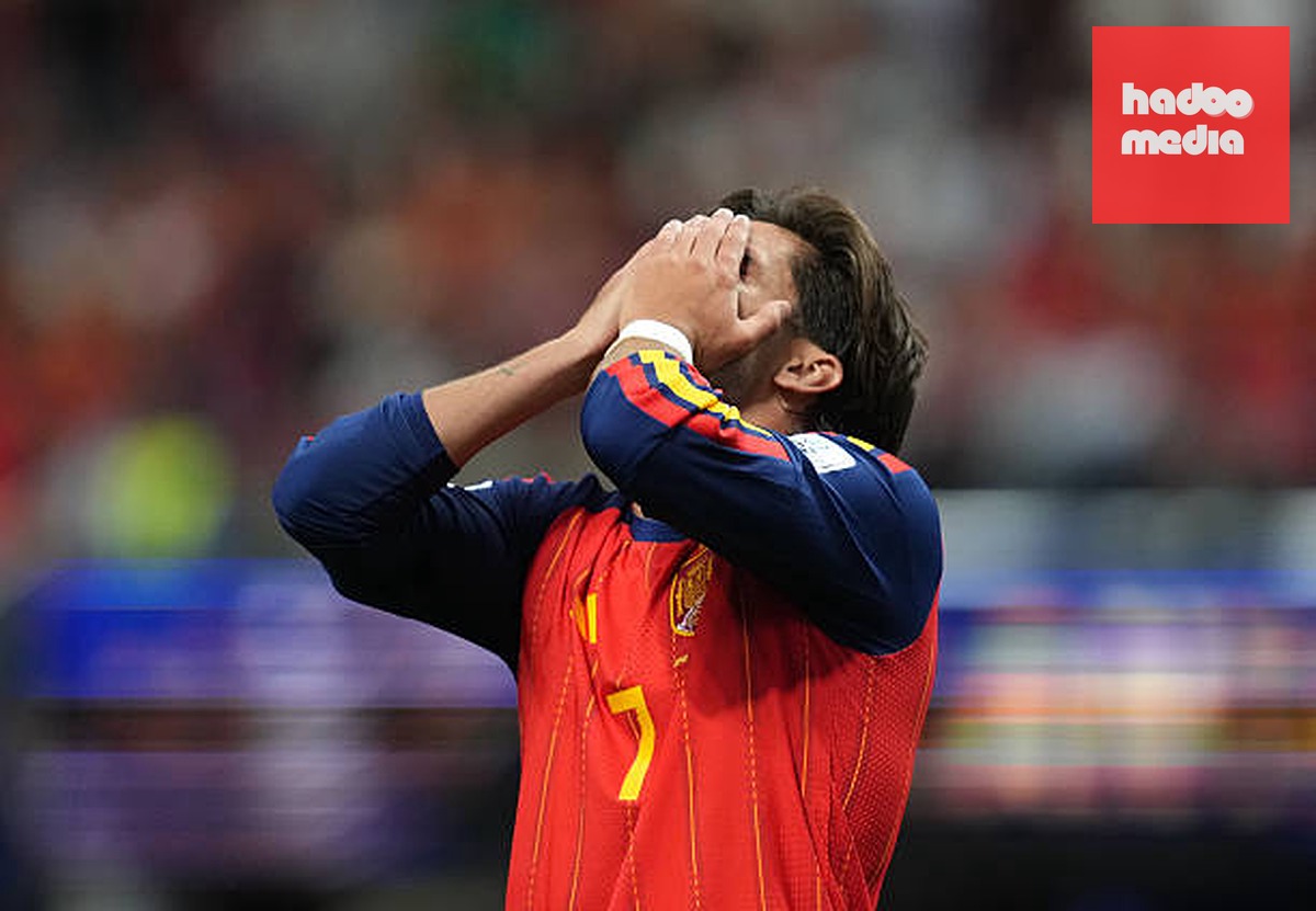 Ferran Torres (6.6): Pha dứt điểm trúng xà ngang từ khoảng cách 6 mét là không thể bào chữa. Anh cũng bỏ lỡ một cơ hội khác trước khi hiệp một khép lại. Việc cầu thủ này được giữ trên sân đến 80 phút là điều khó hiểu.

Mikel Oyarzabal (6.6): Có tình huống đánh đầu bị Vozinha cản phá nhưng nhìn chung thi đấu kém hiệu quả, cho thấy Tây Ban Nha đang gặp vấn đề thực sự khi thiếu một số 9 thực thụ.

Gavi (6.7): Sự góp mặt bất ngờ trong đội hình xuất phát đã không mang lại hiệu quả. Anh hoàn toàn thiếu tính sáng tạo bên cánh trái khiến việc tiền vệ thuộc biên chế Barcelona bị thay ra sớm là điều tất yếu.

Lamine Yamal (6): Vào sân khi trận đấu còn 19 phút chính thức. Dù thi đấu xông xáo nhưng không thể giúp Tây Ban Nha tránh khỏi một kết quả đáng thất vọng.

Chấm điểm tuyển Tây Ban Nha. Ảnh: Bongda.com.vn.