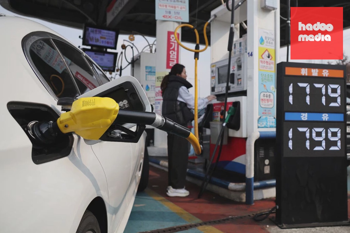 Một phụ nữ Hàn Quốc đổ xăng tại Seoul ngày 9/3. Ảnh: Reuters