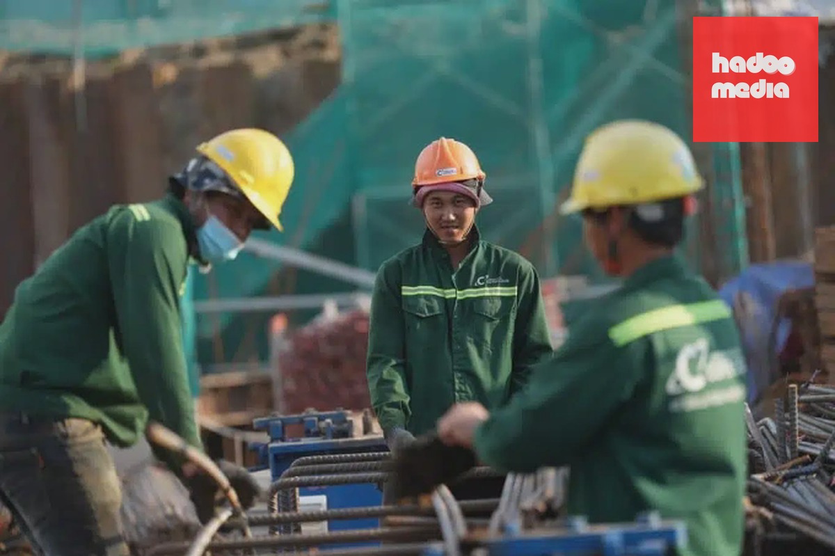 Người lao động đang làm việc tại một công trường xây dựng. Ảnh: CTD