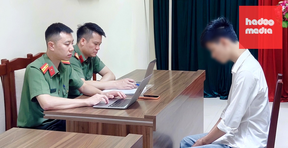 Công an làm việc với TikToker Phan Trung K. - chủ kênh TikTok "Khuê ơi dậy đi" - Ảnh: Công an cung cấp