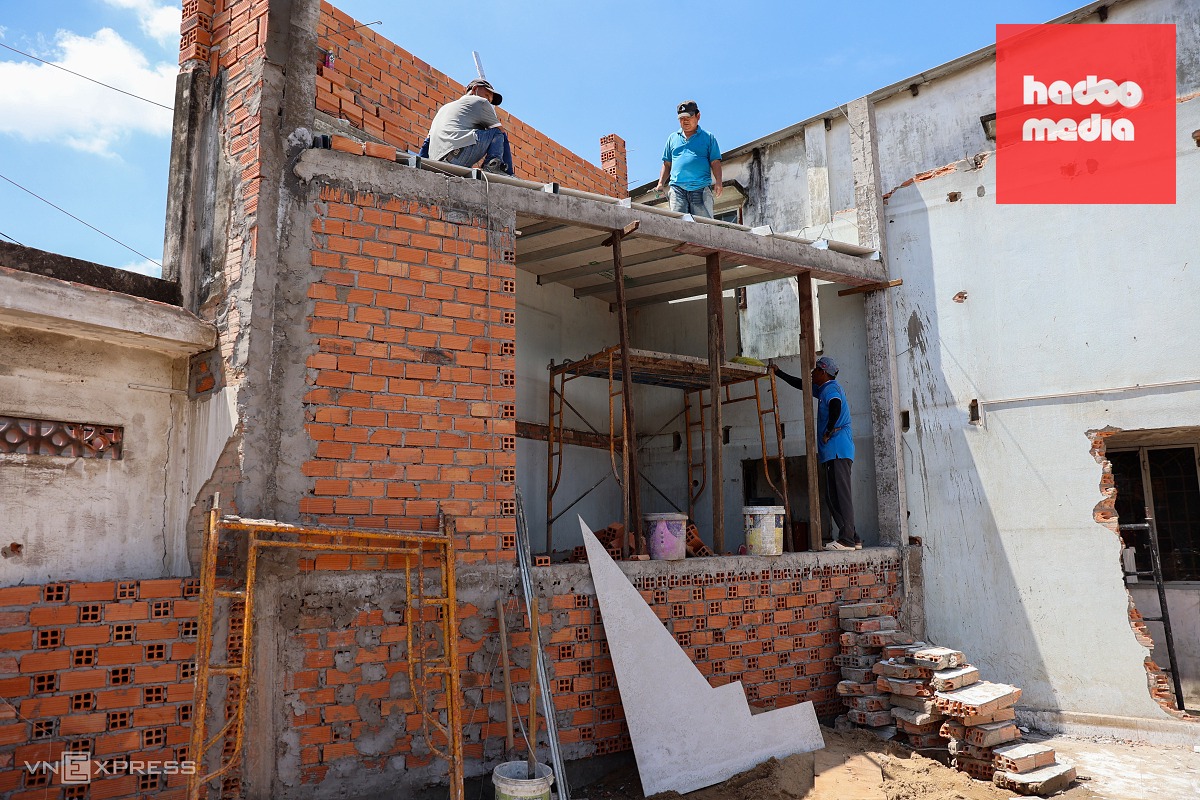 Tháo dỡ cổng chào, nhà dân để mở rộng quốc lộ 13 tại TP HCM