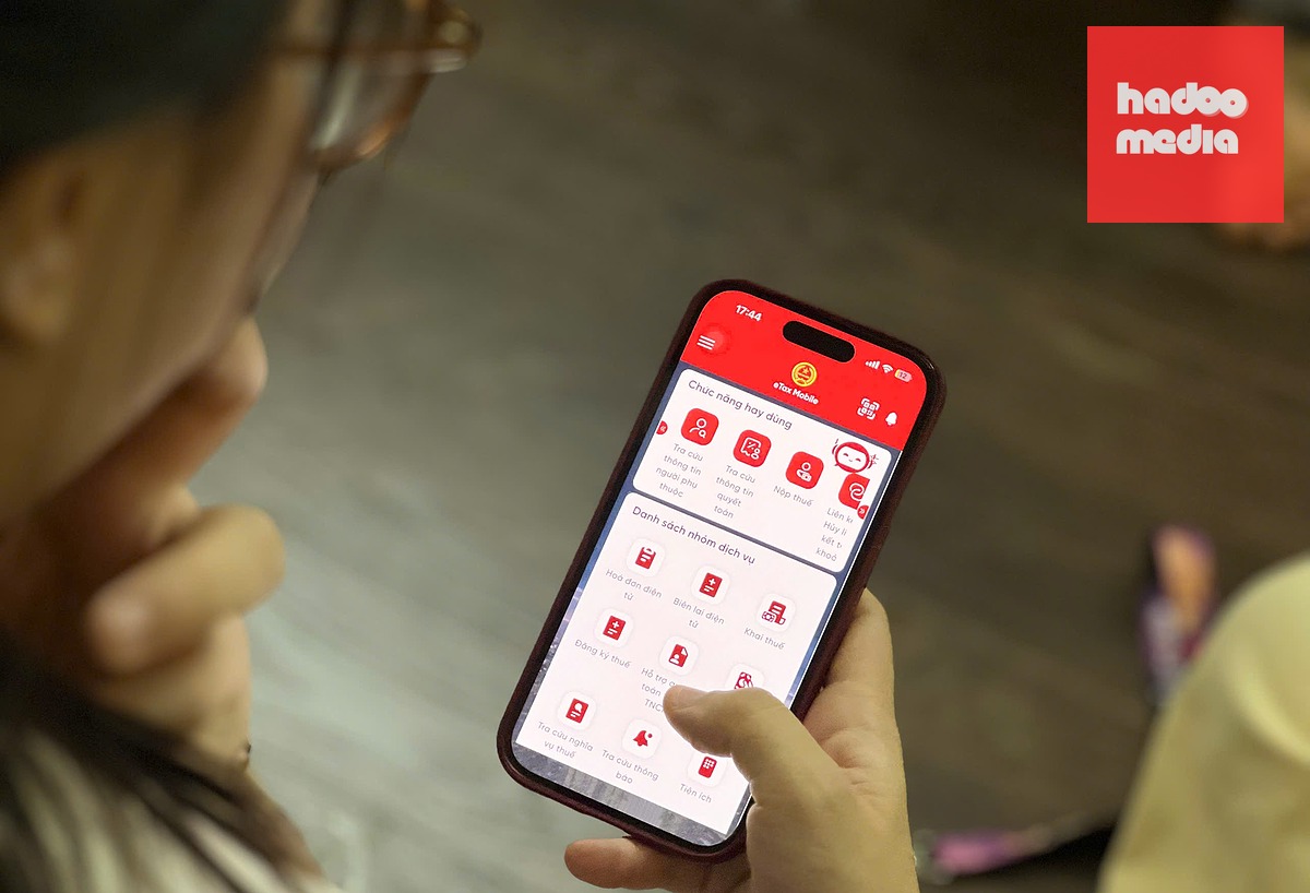 Người nộp thuế đang tra cứu thông tin về quyết toán thuế thu nhập cá nhân trên eTax Mobile - Ảnh: NAM TRẦN