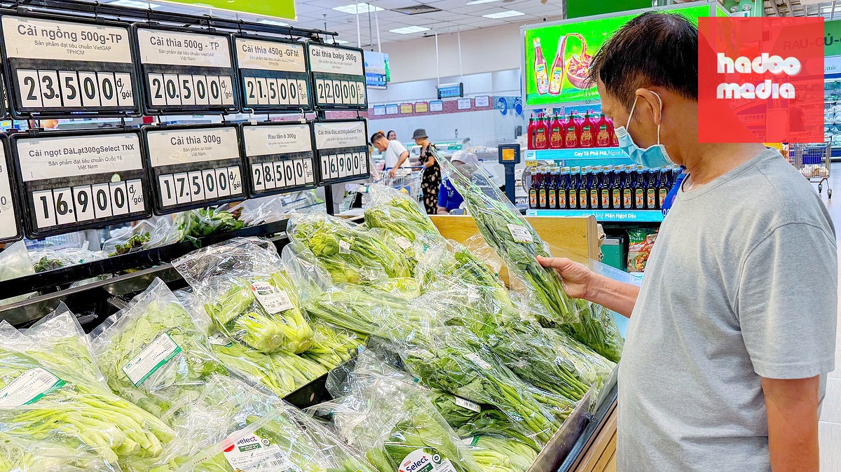 Rau củ quả và trái cây tại các siêu thị có mã để người mua có thể truy xuất nguồn gốc - Ảnh: HỮU HẠNH