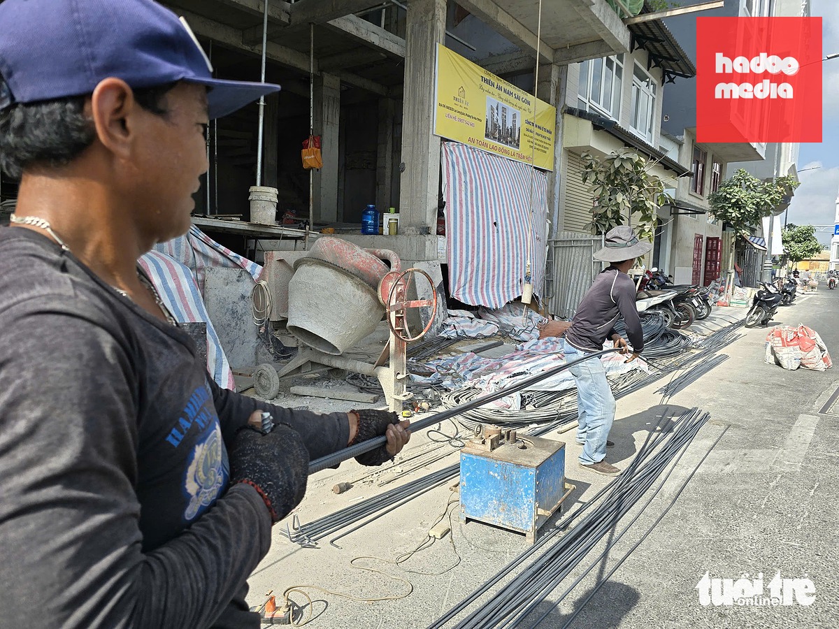 Trong khi nhiều mặt hàng xây dựng khác đang trên đà tăng giá, ngành thép toàn cầu lại đang phải đối mặt với một thực tế trái ngược: khủng hoảng thừa công suất - Ảnh: CÔNG TRIỆU
