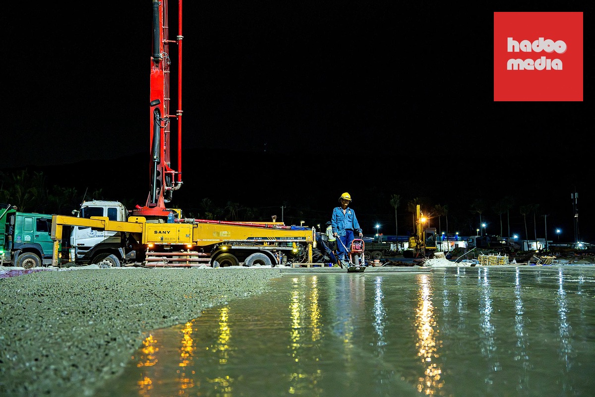 Công nhân tất bật làm xuyên đêm để đẩy nhanh làm dự án đón APEC 2027 - Ảnh: CHÍ CÔNG