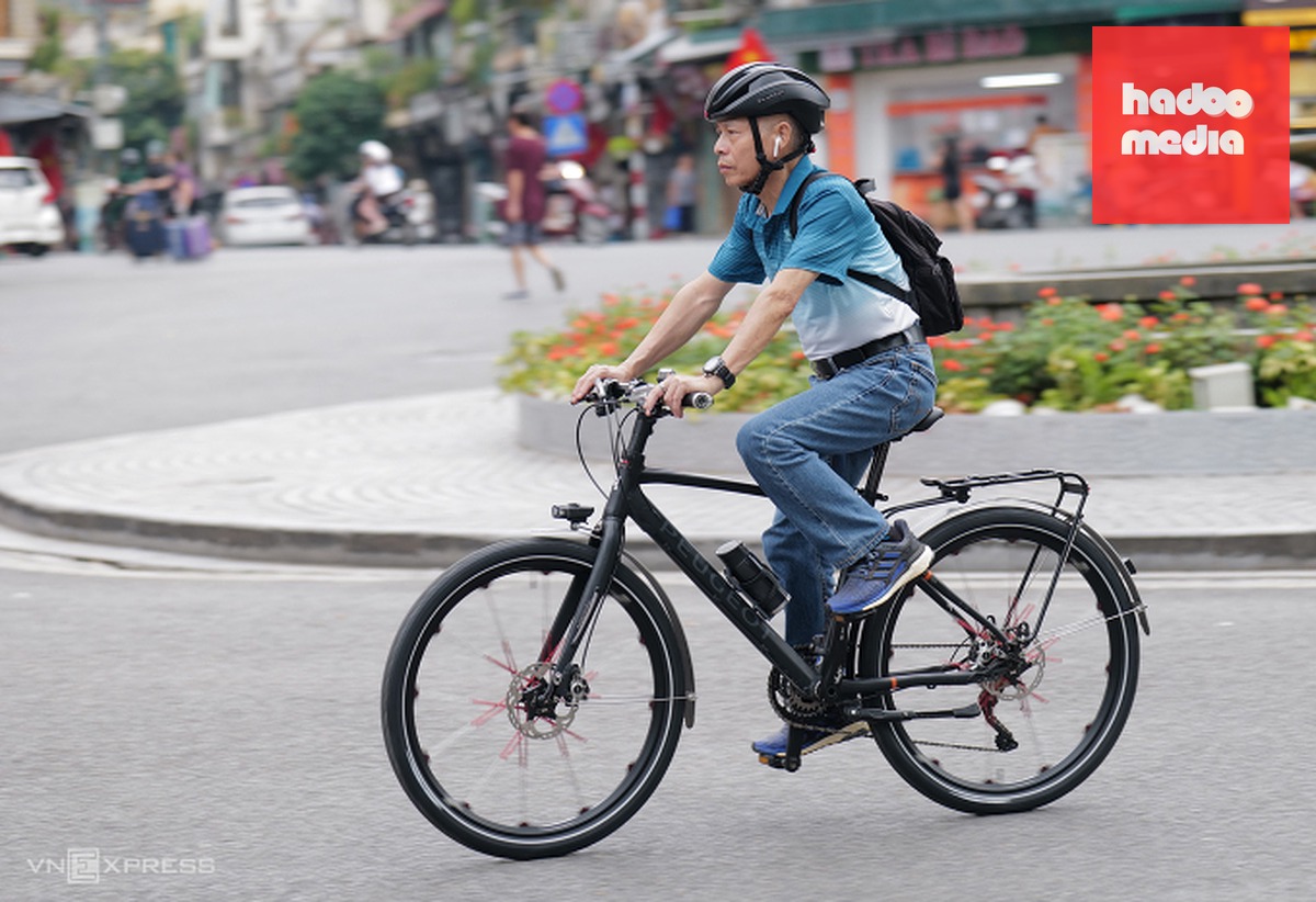 Người cao tuổi Hà Nội đạp xe trên quảng trường Đông Kinh Nghĩa Thục. Ảnh: Ngọc Thành