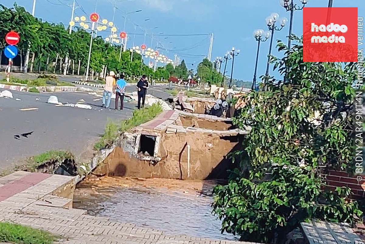 Bờ kè tại khu vực xã Thường Phước bị sạt lở nghiêm trọng - Ảnh: M.T.