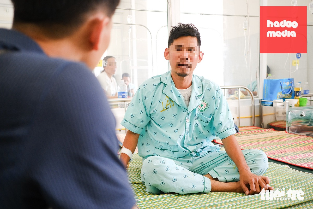 Một bệnh nhân nhập viện điều trị nghi do ngộ độc sau khi ăn bánh mì tại cơ sở Lâm Huyền - Ảnh: TẤN LỰC