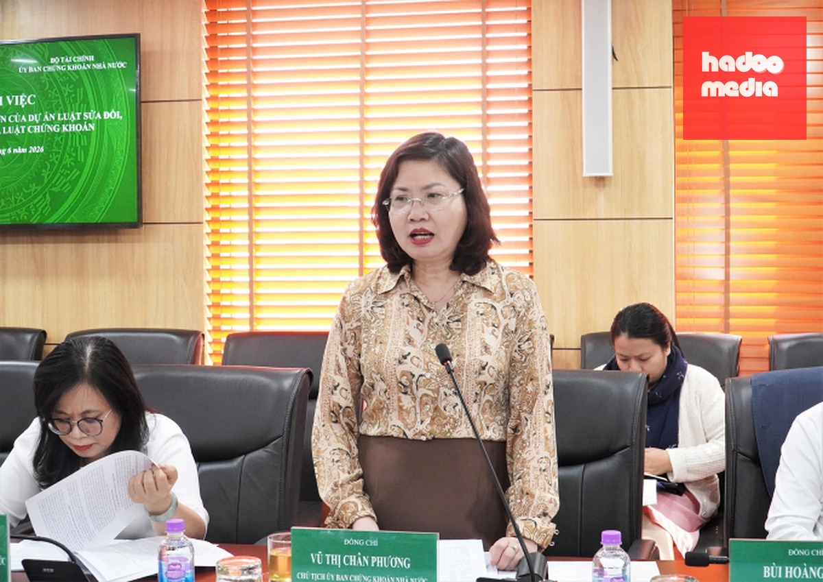 Bà Vũ Thị Chân Phương, Chủ tịch Ủy ban Chứng khoán Nhà nước, phát biểu tại buổi làm việc. Ảnh: SSC