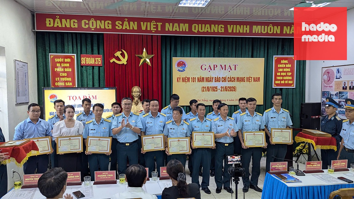 Phóng viên báo Tuổi Trẻ và các cán bộ chiến sĩ có nhiều đóng góp hoạt động tuyên truyền cho Sư đoàn 375 được khen thưởng - Ảnh: B.D.