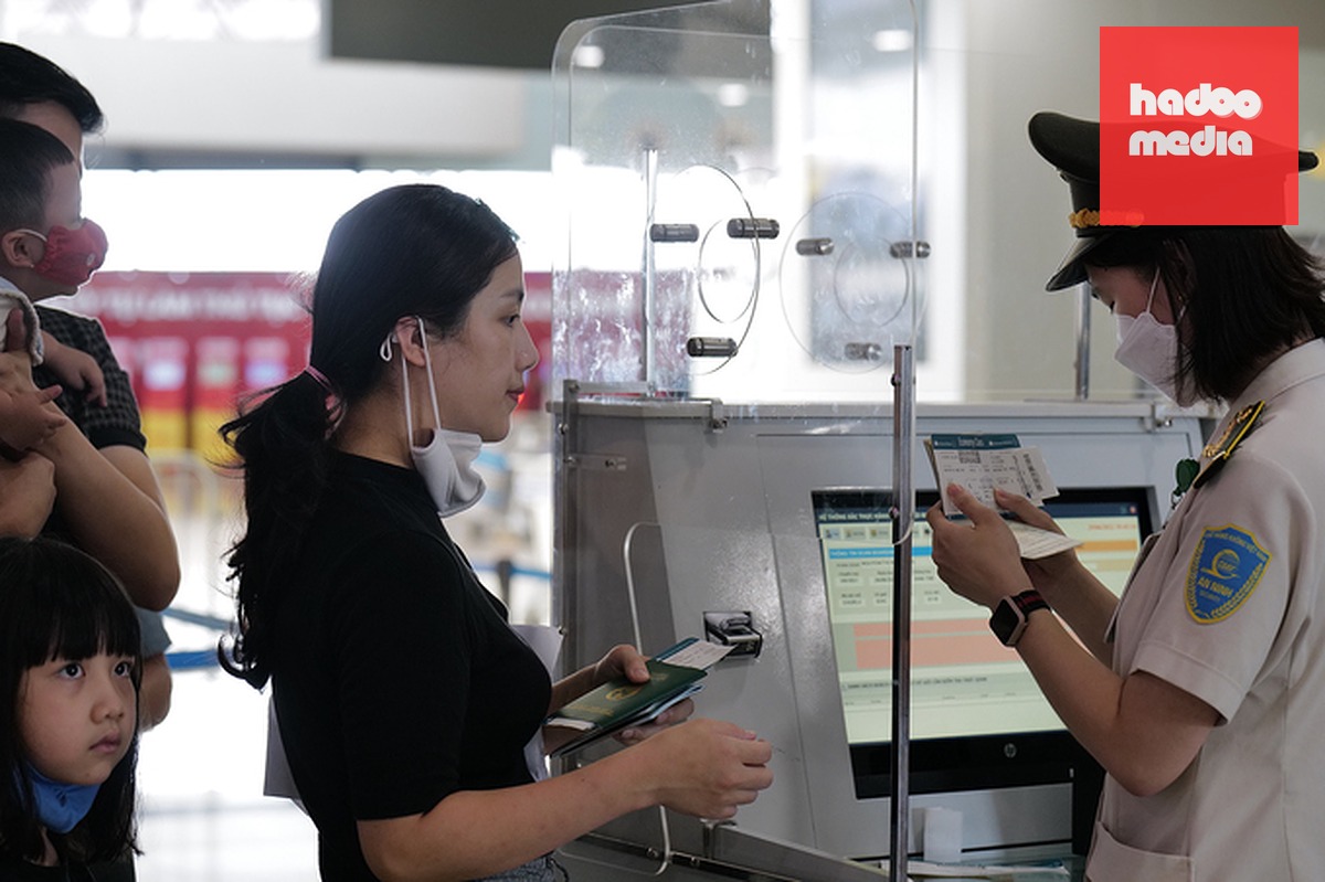 Hành khách làm thủ tục tại sân bay Nội Bài, tháng 6/2022. Ảnh: Ngọc Thành