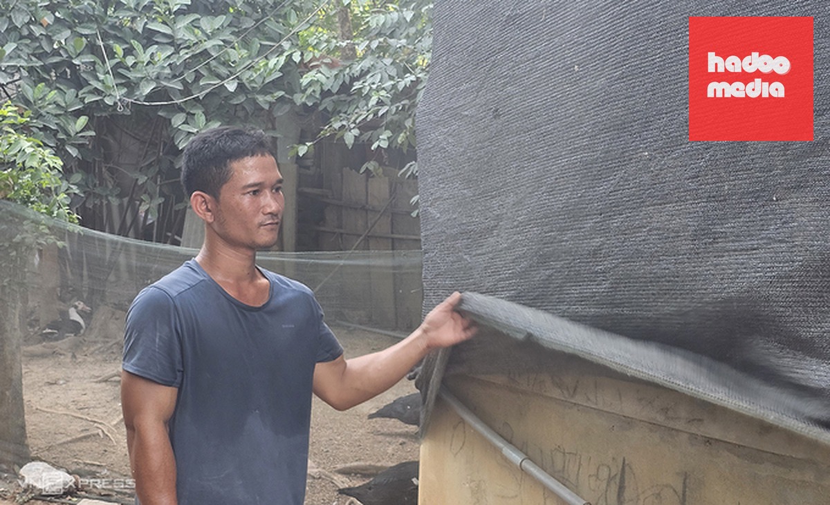 Anh Hồ Văn Hùng mua lưới vây quanh nhà ngăn bụi. Ảnh: Đắc Thành