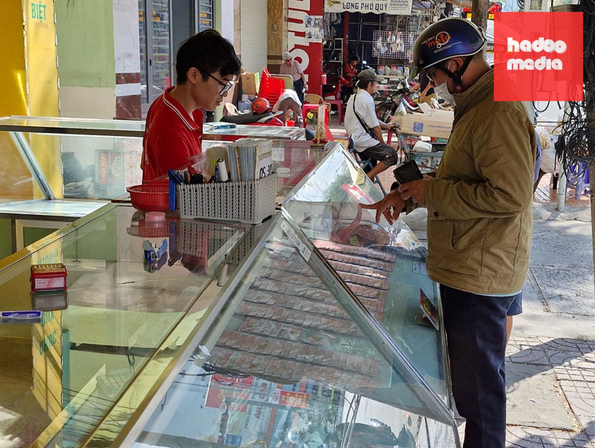 Vé số kiến thiết được tiêu thụ mạnh ở miền Tây - Ảnh: LÊ DÂN