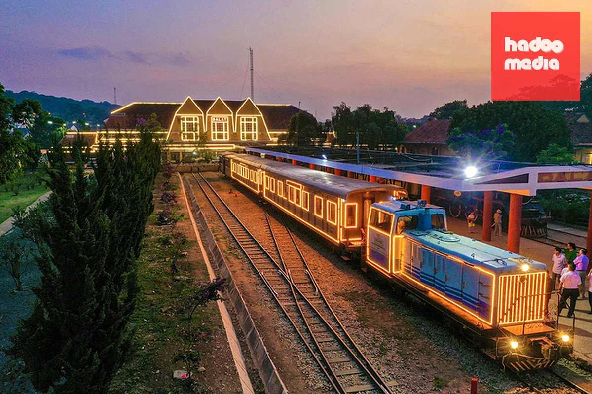 Tàu đón khách du lịch ở ga Đà Lạt. Ảnh: Xuân Hương