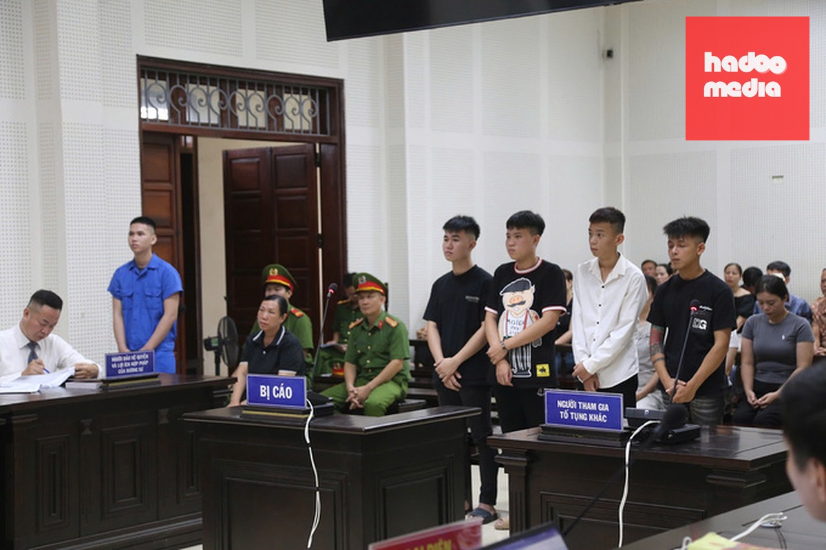 Các bị cáo trong phiên tòa sáng 17/6. Ảnh: Lê Tân