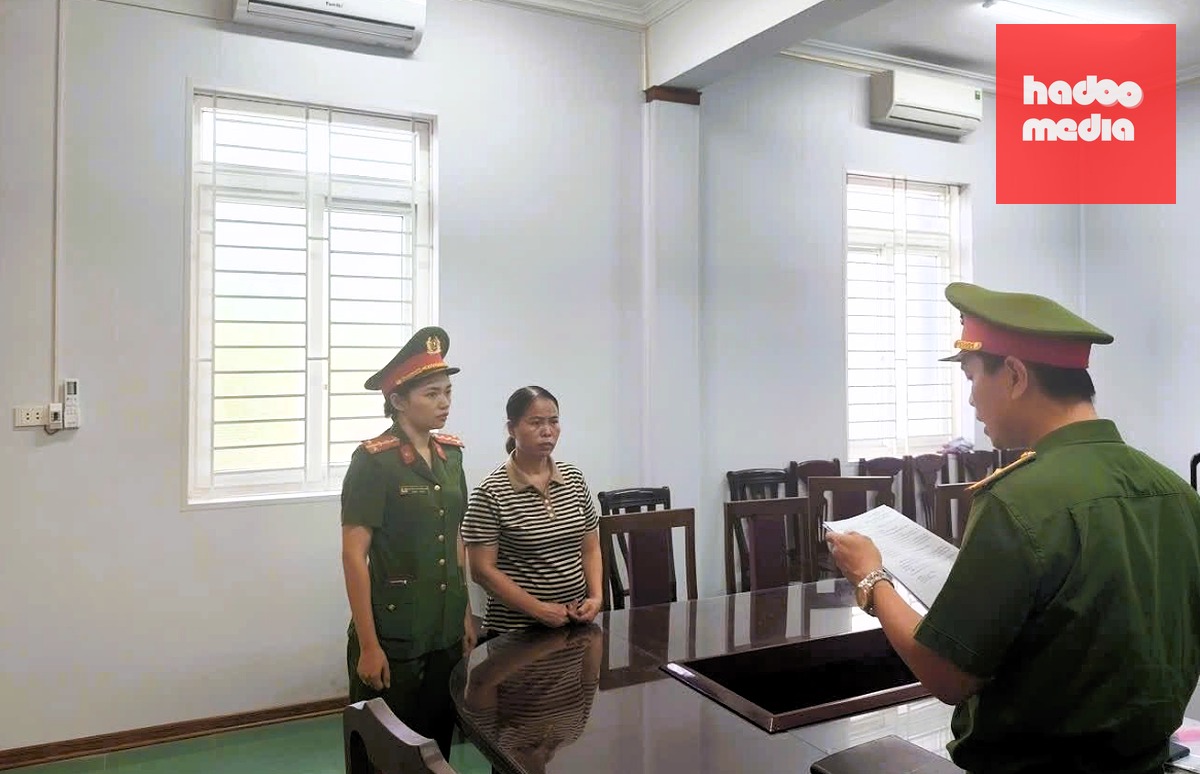 Cơ quan điều tra tống đạt các quyết định với bị can - Ảnh: H.B.